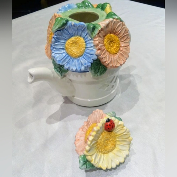 Big Lakehouse sunflower & ladybug, chalkware tea pot. - Picture 6 of 14